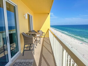 Property grounds - L👀K! ⭐️⭐️⭐️DIRECT BEACHFRONT Calypso Condo - 2 King Beds + FREE Beach Chairs! ⭐️⭐️⭐️ (Panama City Beach)
