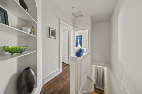 Walk Central. Museum district. Scott's Addition. 2BR - King and full bed. 