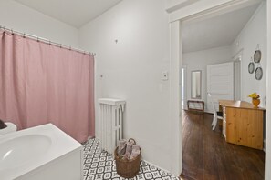 Ensemble douche/baignoire, sĂšche-cheveux, serviettes fournies, savon