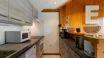 Kühlschrank, Mikrowelle, Ofen, Geschirrspüler