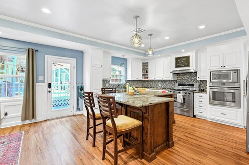 Houston Dog Friendly Cottage & Gated and Cozy Home