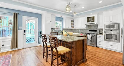 Houston Dog Friendly Cottage & Gated and Cozy Home