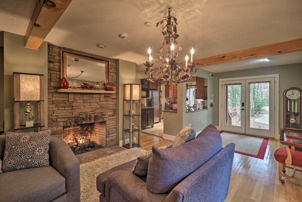 TV, fireplace