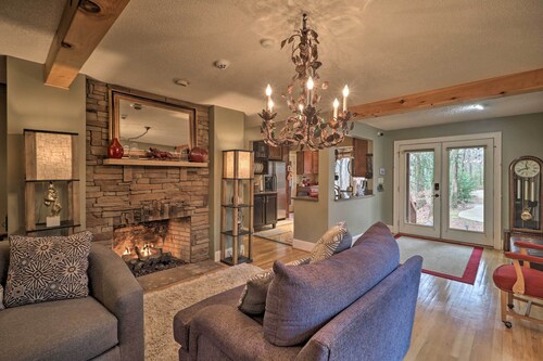 Cozy Conyers Cabin w/ Fireplace & Pool Table!