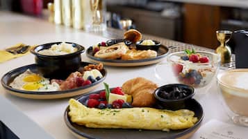 Se ofrece un desayuno completo todos los días (por un coste adicional)