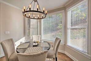 Dining - Updated Mableton Home ~ 14 Miles to Downtown ATL! (Mableton)