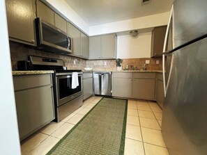 Fridge, microwave, oven, stovetop - Rest & Relaxation, No Check-out Tasks! (B) (College Station)