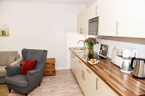 Fridge, microwave, stovetop, dishwasher