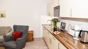 Kühlschrank, Mikrowelle, Herdplatte, Geschirrspüler