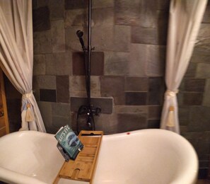 Combined shower/bathtub, rainfall showerhead, hair dryer, towels