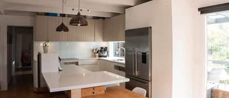 Micro-ondas, lava-louças, talheres/pratos/utensílios de cozinha