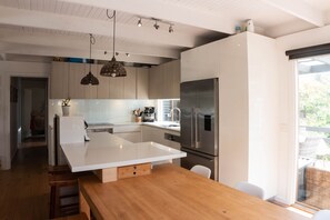 Microwave, dishwasher, cookware/dishes/utensils - Barefoot retreat - banyan 500m to beach (Saint Andrews Beach)