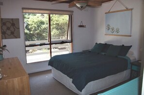 3 bedrooms, WiFi, bed sheets - Barefoot retreat - banyan 500m to beach (Saint Andrews Beach)