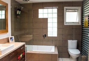 Combined shower/bathtub, towels - Barefoot retreat - banyan 500m to beach (Saint Andrews Beach)