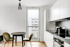 Réfrigérateur, four à micro-ondes, un four, surface de cuisson
