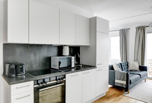 Frigorifero, microonde, forno, piano cottura