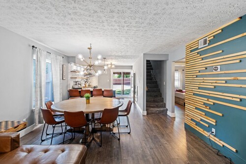 ☆Stunning Derby Home☆ 5 KING BEDS, HOT TUB,FIREPIT