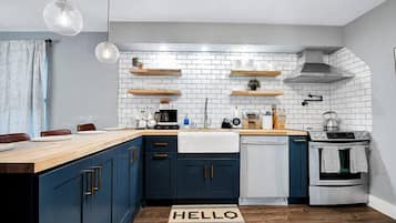 Kühlschrank, Wasserkocher mit Kaffee-/Teezubehör