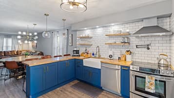 Kühlschrank, Wasserkocher mit Kaffee-/Teezubehör