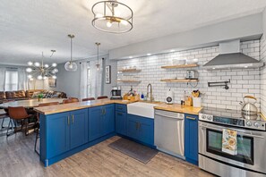 Kylskåp, kaffe- och tebryggare och grytor/köksredskap