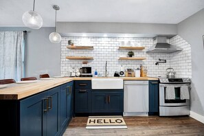 Kylskåp, kaffe- och tebryggare och grytor/köksredskap