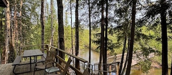 Riverwalk Chalet: HotTub