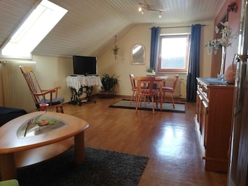 Ferienwohnung mit kostenfreiem WLAN-Wohn- und Essbereich