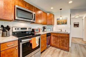 Kühlschrank, Mikrowelle, Ofen, Geschirrspüler