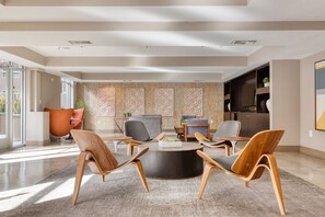 Lobby - Lovely Downtown 1BR w/ Pool, W/D & Gym, near 7th St Metro, by Blueground (Los Angeles)