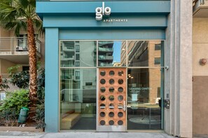 Exterior detail - Lovely Downtown 1BR w/ Pool, W/D & Gym, near 7th St Metro, by Blueground (Los Angeles)