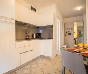 Refrigerador, microondas, placa de cocina, lavavajillas