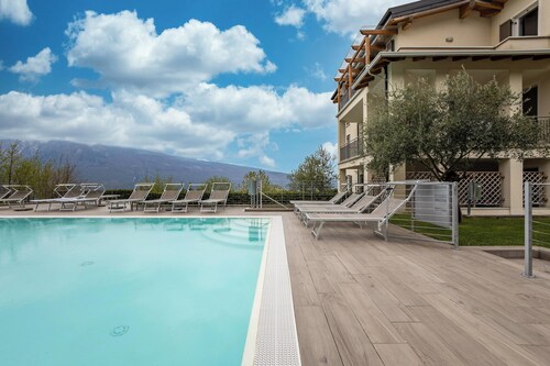Apartment 'Residence La Villa Diamante' with Lake View, Pool & Wi-Fi