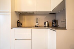 Réfrigérateur, micro-ondes, plaque de cuisson, lave-vaisselle