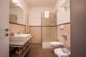 Bruser, gratis toiletartikler, hårtørrer, håndklæder