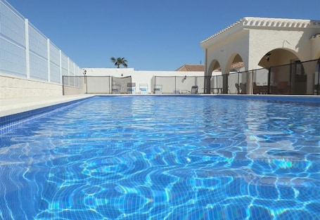 Pool. Villa Salt Lake near City and Beach with Lake View & Wi-Fi