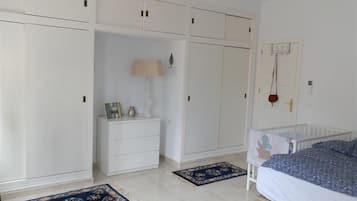 5 makuuhuonetta, silitysrauta/-lauta, ilmainen Wi-Fi, vuodevaatteet