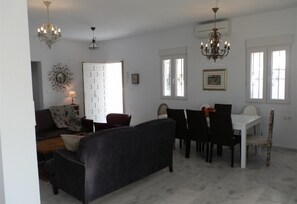 Télévision, cheminée, lecteur de DVD, chaîne hi-fi