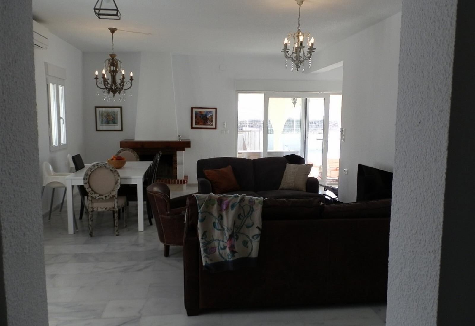 Televisio, takka, DVD-soitin, stereot