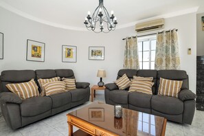 Télévision, lecteur de DVD, chaîne hi-fi