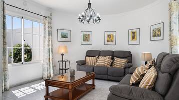 Fernseher, DVD-Player, Stereoanlage