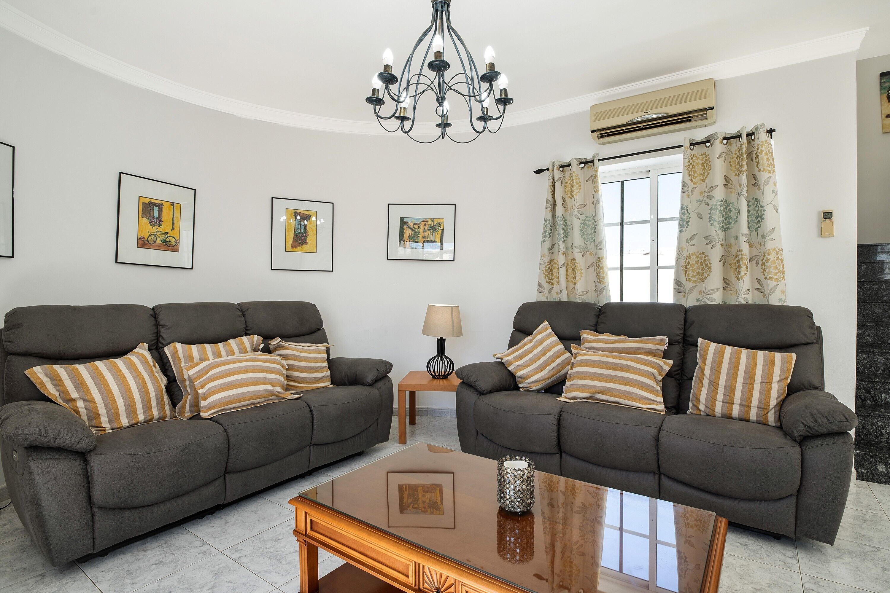 テレビ、DVD プレーヤー、ステレオ