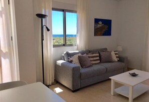 TV - Cosy Bright & Neat Apartment with Sea View, Shared Pool & Wi-Fi (Guardamar del Segura)
