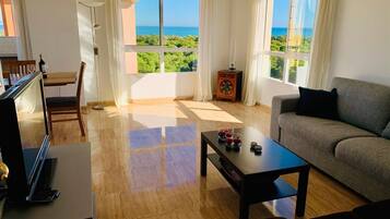 Een televisie, een dvd-speler en een stereo