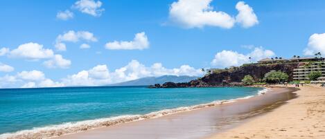 En la playa, camastros y toallas de playa