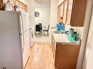 Private kitchen - Baltimore 1 bedroom apartment close to all major sites, business & destinations (Woodlawn)
