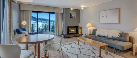 Smart TV, fireplace