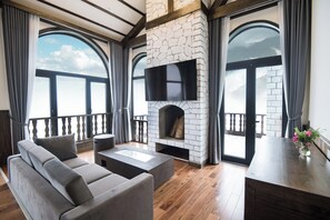 Villa – president | Minibar, safe på rommet, skrivebord og sengetøy