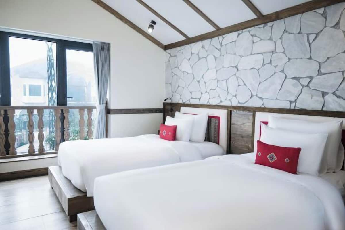Minibar, caja de seguridad en la habitación, escritorio y ropa de cama 