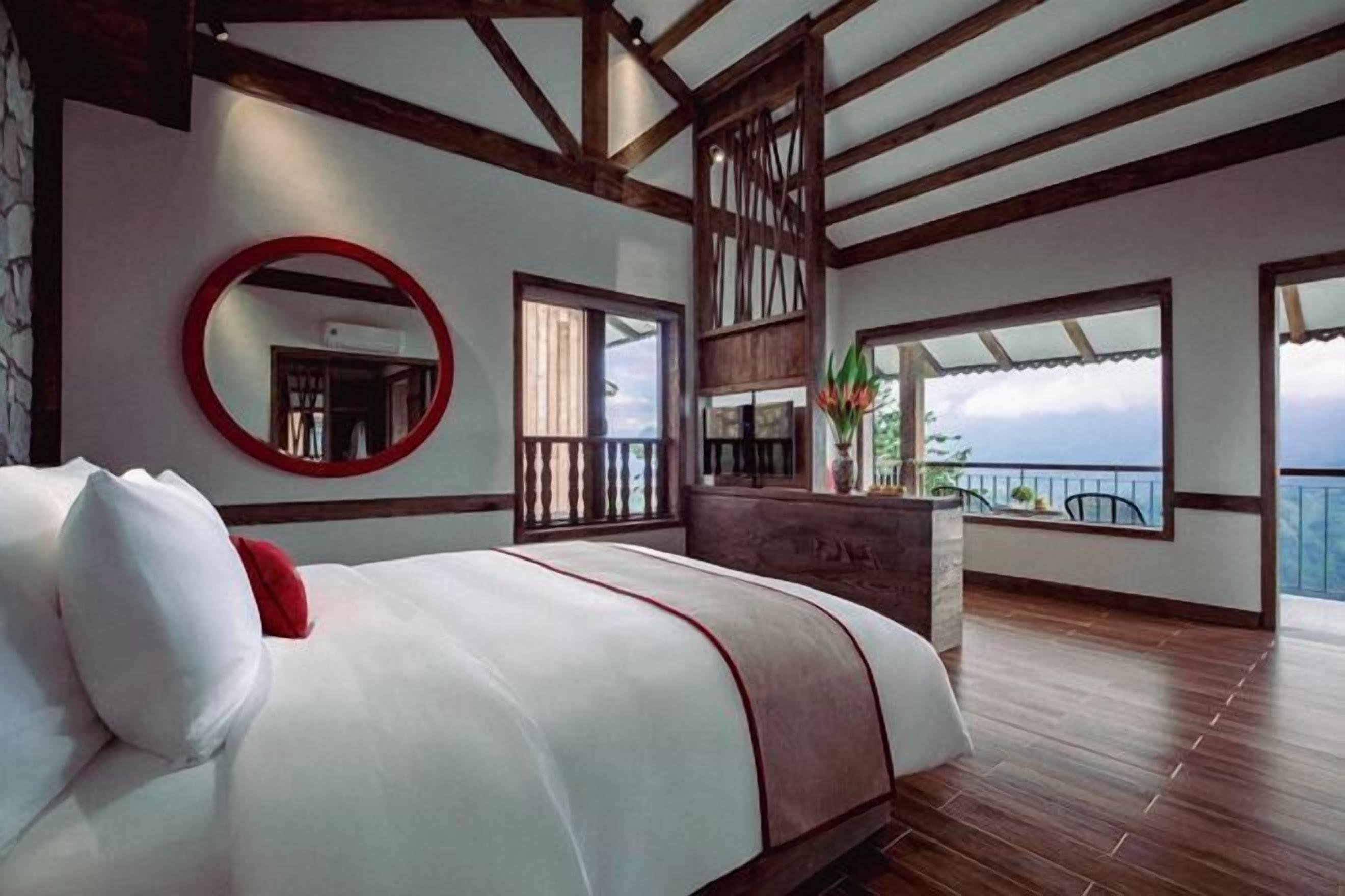 Minibar, Zimmersafe, Schreibtisch, Bettwäsche