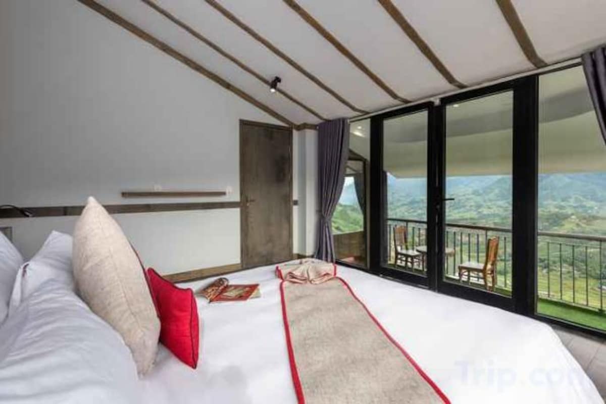 Frigobar, cofres nos quartos, escrivaninha, roupa de cama